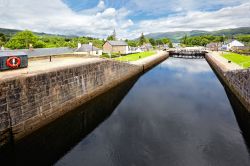 Il Canale di Caledonia: un lungo ponte tra i mari - presso Fort Augustus, paesino immerso nelle leggendarie Highlands scozzesi, si trova una delle ventinove chiuse del famoso Canale di Caledonia, ...