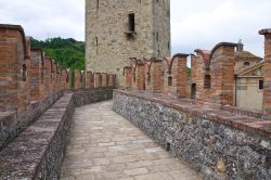 Il cammino di ronda della cinta muraria di Vigoleno. ...