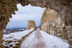 Il cammino di ronda e la torre della fortezza di Izborsk durante l'inverno, Oblast Pskov, Russia. Il villaggio di Izborsk si trova a una trentina di chilometri a ovest di Pskov: proprio ...