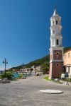 Il campanile bianco della chiesa al porto di Scario, provincia di Salerno, Campania.

