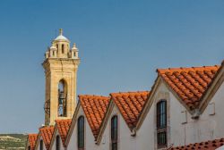 Il campanile del monastero della Santa Croce a Omodos, Cipro - © Chrispictures / Shutterstock.com