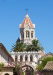 Il campanile del monastero fortificato di Lerino, isola di Saint Honorat, Cannes.

