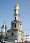 Il campanile della Cattedrale dell'Assunzione della Beata Vergine Maria a Kharkiv, Ucraina. Situata sulle rive del fiume Lopan su University Hill, questa cattedrale è la chiesa ortodossa ...