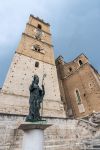 Il campanile della Cattedrale di San Giustino e la statua dedicata al santo, nel centro storico di Chieti (Abruzzo).