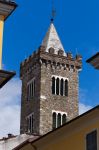 Il campanile della cattedrale di Santa Maria Assunta a Sarzana, La Spezia, Liguria. Leggeremente arretrato rispetto alla facciata, il campanile è composto da un'alta torre quadrata ...