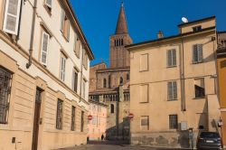 Il campanile della Cattedrale di Santa Maria Assunta e Santa Giustina, il Duomo romanico di Piacenza