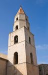 Il campanile della cattedrale di Sant'Andrea a Venosa, Basilicata. Consacrata nel marzo del 1531, la concattedrale è suddivisa in due piani e tre navate.



