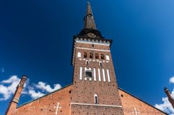 Il campanile della cattedrale di Vasteras, Svezia. Realizzato in mattoni rossi, è uno degli elementi caratteristici della domkyrka di Vasteras. Si innalza per 92 metri.



