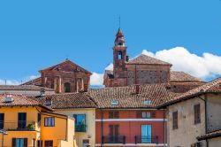 Il campanile della chiesa cattolica di La Morra, Cuneo, Piemonte. Un grazioso scorcio fotografico della torre campanaria del paese che si innalza fra le antiche case dalle facciate colorate
 ...