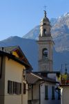 Il campanile della chiesa di Novate Mezzola con le montagne sullo sfondo, Lombardia. Questa piccola località si trova in provincia di Sondrio.



