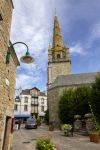 Il campanile della chiesa di Saint Cornély a Carnac, Francia. L'edificio in stile rinascimentale ospita al suo interno preziose pitture murali e un altare maggiore realizzato in marmo ...