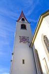 Il campanile della Chiesa di Saint Oswald a Seefeld in Tirolo, Austria