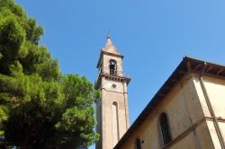 Il campanile della chiesa di San Leopoldo Re ...