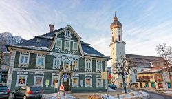 Il campanile della chiesa di San Martino a Garmisch-Partenkirchen, Germania: scorcio del centro storico con la neve - © Roman Babakin / Shutterstock.com