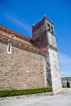 Il campanile della chiesa di Santa Maria do Castelo a Lourinha, Portogallo. Dedicato a Santa Maria, questo edificio religioso è un bell'esempio di architettura gotica della seconda ...