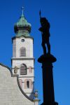 Il campanile della chiesa di Santo Stefano e la statua del Nettuno in Market Square a Lindau, lago di Costanza, Germania.
