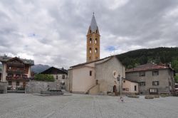 Il campanile della chiesa domina il centro di Bormio in Lombardia