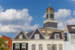 Il campanile della Hartebrugkerk di Leiden, Olanda, in una giornata con le nuvole in cielo.
