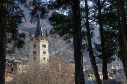 Il campanile di San Giusto a Susa, provincia di Torino, Piemonte. Sorge nel centro storico della città in Piazza Savoia accanto a un'antica porta delle mura romane.
