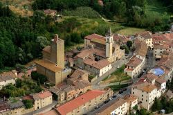 Il campanile di Santa Croce e la torre del Castello dei Conti Guidi a Vinci - © stefano marinari / Shutterstock.com