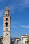 Il campanile di Teramo, Abruzzo. La torre, alta circa 50 metri, mostra successivi interventi costruttivi: la parte inferiore venne realizzata fra il XII° e il XIII° secolo, quella intermedia ...