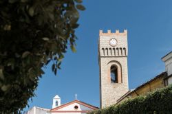 Il campanile di una chiesa del centro di Aliano in Basilicata.