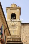 Il campanile di una chiesa di Gargnano, Lombardia, Italia.


