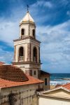 Il campanile di una chiesa nei pressi del villaggio ...