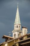 Il campanile di una chiesa nel centro di Pinzolo, piccolo villaggio della Val Rendena, provincia di Trento - © MoLarjung / Shutterstock.com