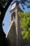 Il campanile di un'antica chiesa in mattoni nel borgo di Fiorenzuola di Focara, provincia di Pesaro, Marche - © Marysha / Shutterstock.com