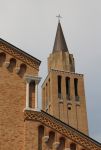 Il campanile e la chiesa di San Giovanni Battista a Jesolo, Veneto. L'edificio religioso venne costruito nel 1495 grazie alla famiglia Soranzo; successivamente ne venne edificato uno più ...