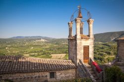 Il campanile tipico della chiesa di Lacoste, borgo della Francia