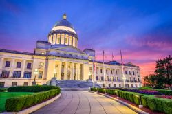 Il Campidoglio di Little Rock, Arkansas, USA, al crepuscolo.

