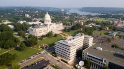 Il Campidoglio di Little Rock visto dall'alto in una giornata primaverile, Arkansas.

