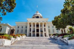 Il Campidoglio di Montgomery, Alabama: in stile neoclassico e dotato di cupola, venne costruito nel 1851.
