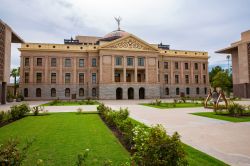 Il Campidoglio di Phoenix, Arizona (USA). Sede governativa dello Stato dell'Arizona, venne completata nel 1900 dall'architetto James Riely Gordon in stile neoclassico. 
