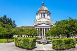 Il Campidoglio di Seattle, Washington, in una giornata di sole con il cielo blu.
