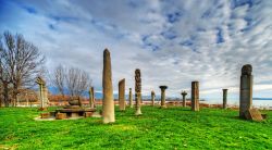 Il Campo del Sole, una serie di moderne sculture a Tuoro, in riva al Lago Trasimeno