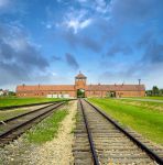 Il campo di stermino nazista di Auschwitz-Birkenau si trova nella località di Brzezinka, alla periferia di Oświęcim, in Polonia.