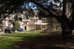 Il campus del Trinity College di Oxford, Inghilterra (UK). Fondato nel 1555, possiede 4 corti, ampi giardini e un piccolo bosco. Ospita circa 400 studenti risultando così un college di ...