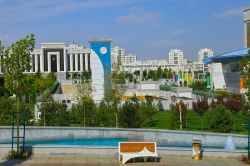 Il campus sportivo di Ashgabat, Turkmenistan, in una giornata estiva - © velirina / Shutterstock.com