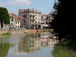 Il Canal Bianco caratterizza il centro strorico di Adria in Veneto: siamo nel Polesine - © Gaia Conventi / Shutterstock.com