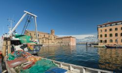 Il canale che attraversa la città vecchia di Chioggia, Veneto, Italia.



