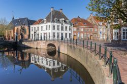 Il canale e alcuni edifici nel centro storico di Amersfoort, città che si trova nel centro geormetrico dell'Olanda.
