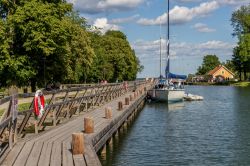 Il canale e il lago di Gota in una giornata di sole nella città di Linkoping, Svezia.



