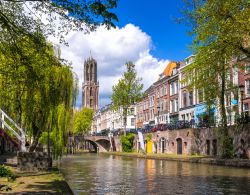 Il canale Oudegracht nel centro storico di Utrecht in Olanda