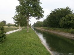 Il Canale Villoresi nei pressi di Paderno Dugnano in Lombardia - © Stefano Stabile, CC BY-SA 3.0, Wikipedia