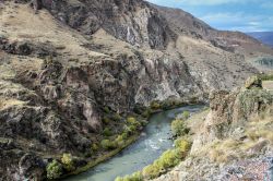 Il canyon che si attraversa per raggiungere la città rupestre di Vardzia in Georgia - © Ekaterina McClaud / Shutterstock.com