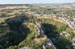 Il canyon di Bozouls un meandro fossile della Francia. E' Chiamato il Trou de Bozouls - © Mairie-bozouls -  CC BY-SA 4.0, Wikipedia