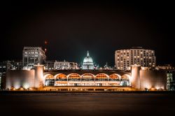 Il Capitol Building e la Monona Terrace dal lago Monona by night, Wisconsin (USA).
